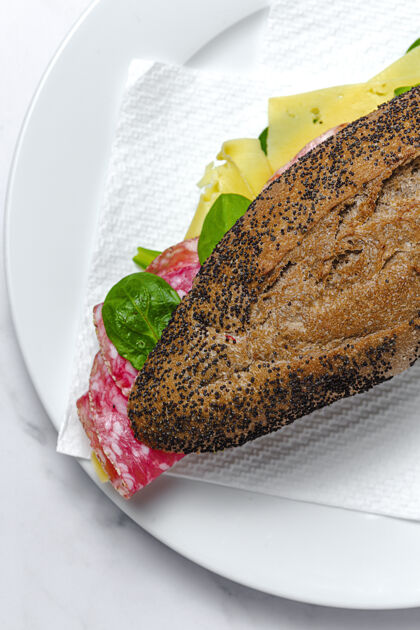 火腿自制香肠三明治配生菜和芝士 配种子面包带走送食物法式面包餐饮意大利腊肠