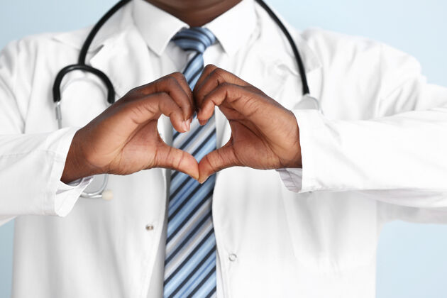 医生非洲裔美国医生用手做心脏 特写病人男性成人