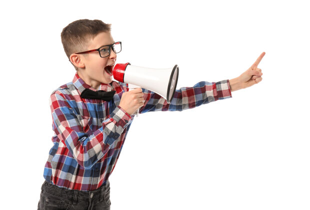 广告情绪激动的小男孩对着白色的扩音器大叫大声注意扩音器