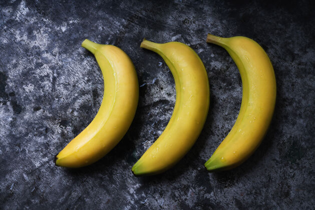 扁平乡村桌子上的一捆香蕉平铺顶视图成熟群体黄色水果