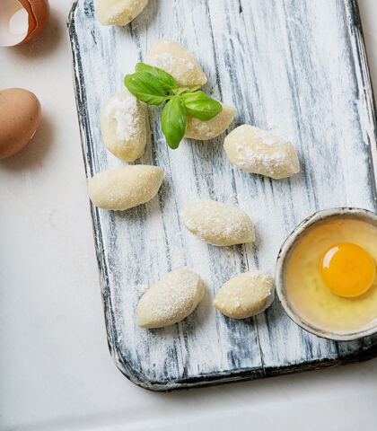 意大利传统的意大利土豆面食 用罗勒叶 鸡蛋 面粉装饰生面概念顶视图平躺生的特写晚餐