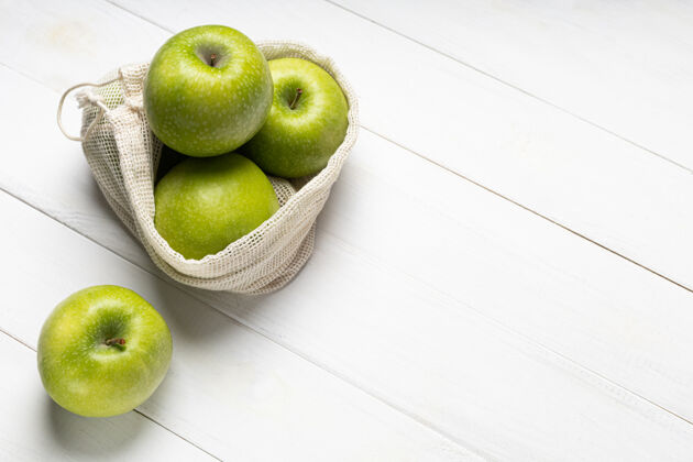 成熟新鲜的绿色苹果在一个环保的水果袋循环利用自然网
