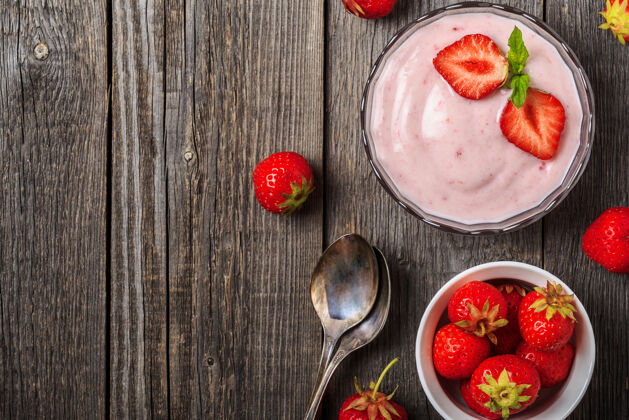 乳制品自制酸奶和新鲜草莓放在木头上自然甜食水果
