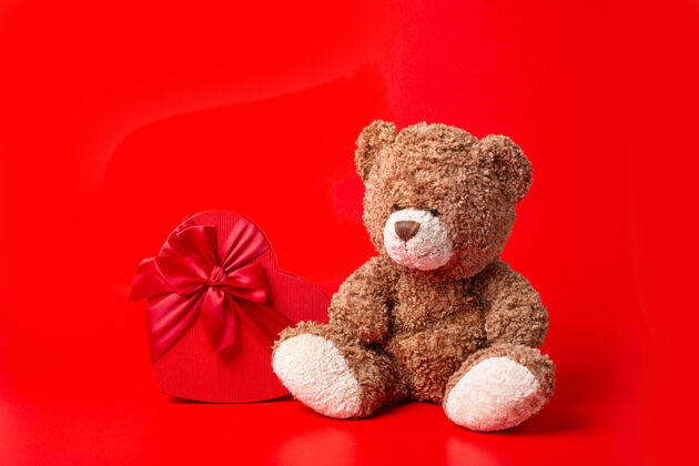 熊泰迪熊与心形盒子隔离在红色情人节盒子胡子