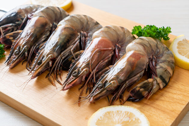 甲壳动物新鲜虎虾或虾在木板上海餐小龙虾