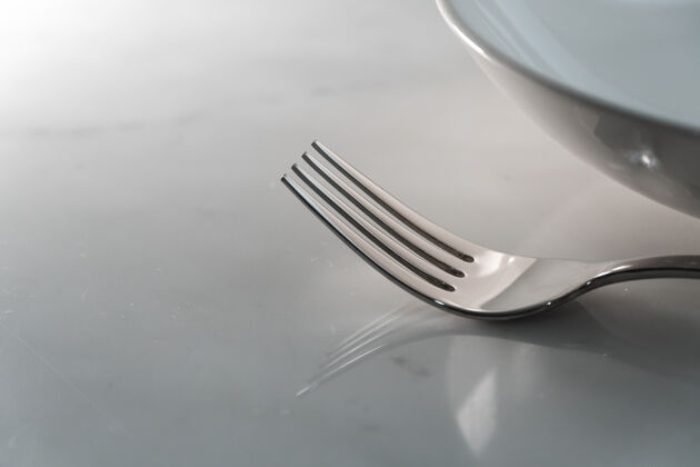 菜单白色大理石材质的盘子和叉子背景.概念食物和餐具设置吃设置