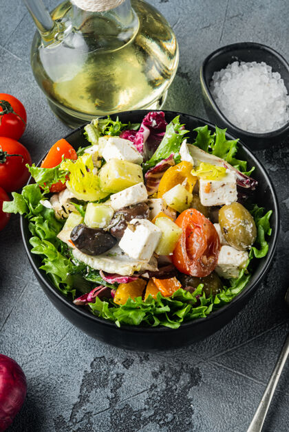 奶酪传统希腊沙拉配新鲜蔬菜 羊奶和橄榄 放在灰色的桌子上 俯视平面图胡椒餐厅费塔