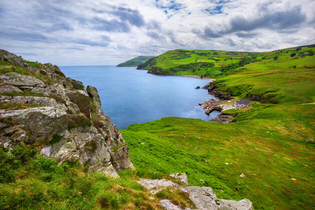 草从堤道海岸线的托尔黑德眺望海洋风景爱尔兰