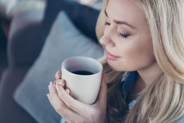 马克杯一个喝咖啡的女人的特写照片茶休息享受
