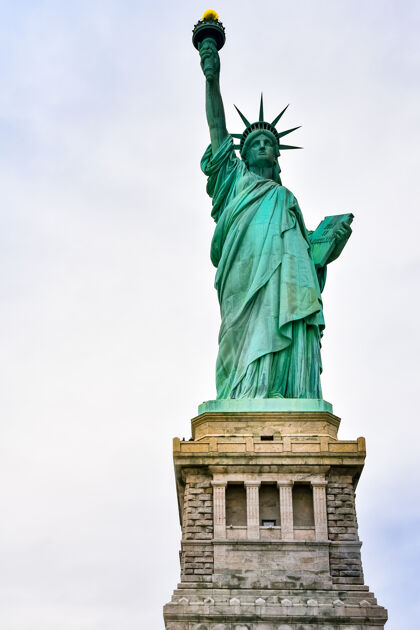 建筑图为阳光明媚 蓝天白云的自由女神像特写自由岛纽约 美国市中心纪念碑城市景观
