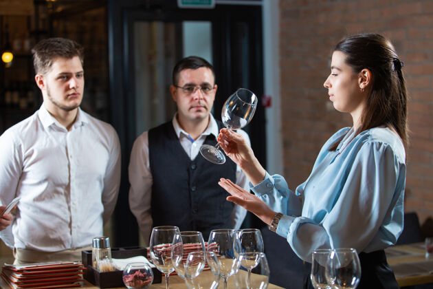 商务女性经理对餐厅员工进行客户服务规则的培训商务午餐透明烹饪