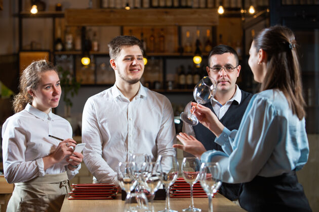 学习理念经理对餐厅员工进行客户服务规则的培训商务女性厨师合作伙伴