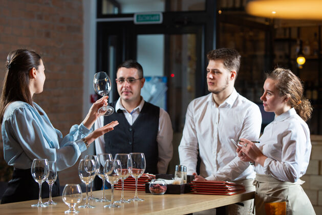 主管经理对餐厅员工进行客户服务规则的培训透明欧洲交流