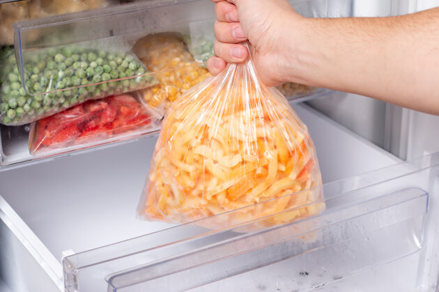 健康冻辣椒放在冰箱的塑料袋里冷冻蔬菜健康饮食的概念餐菜保存