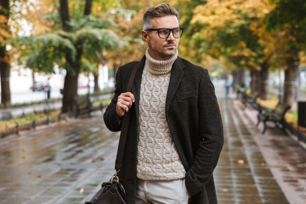 时尚时尚男士30年代眼镜写真 漫步户外穿越秋季公园吸引力户外眼镜