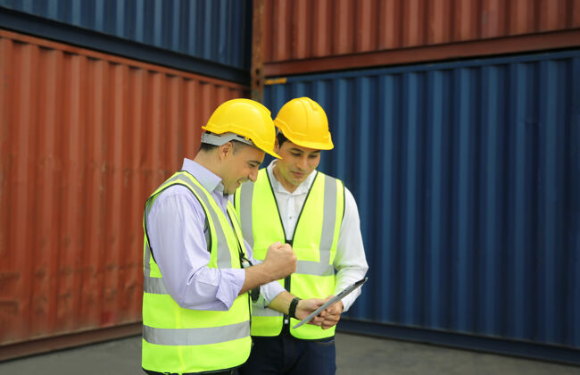 中间物流工程师控制港口 为卡车装载集装箱进出口物流概念工头合作关系未来