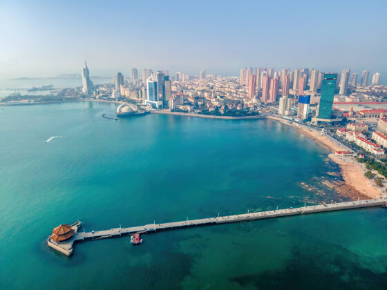 海滨航拍青岛湾城市建筑景观天际线全景图商业目的地城市