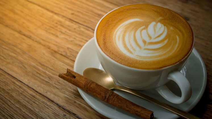 早餐一杯咖啡在木桌上咖啡馆奶油