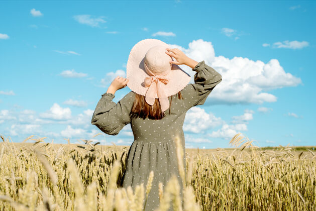 夏天女孩戴着帽子在田里背着玉米穗 夏天收获了庄稼面包自由概念自然田野阳光