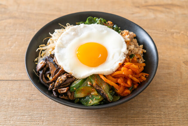 菠菜Bibimbap 韩国辣沙拉 米饭和煎蛋-传统的韩国食物风格黄瓜蘑菇午餐