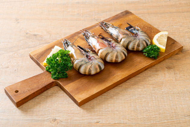 虾新鲜虎虾或虾在木板上健康巨型海鲜