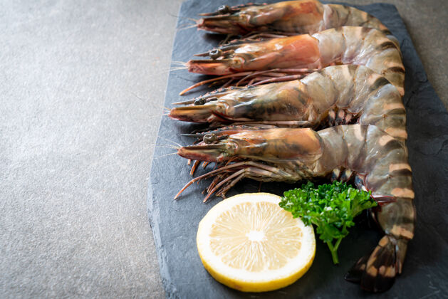 餐厅新鲜虎虾或虾在黑板上海鲜虎虾烹饪