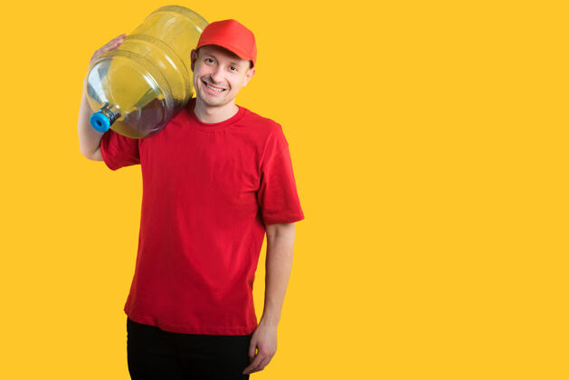 成人快乐的信使穿着红色制服 戴着黄色的水瓶抱人帽子