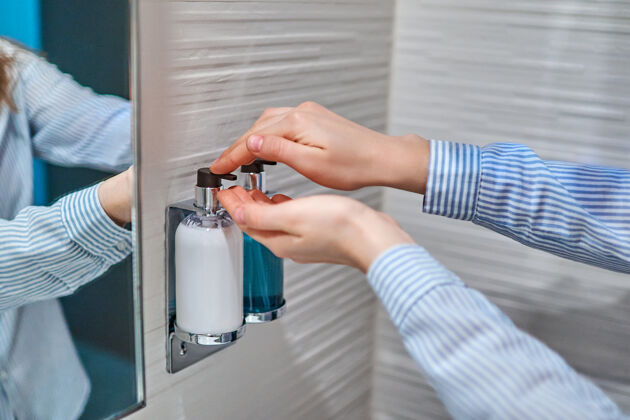 泡沫使用液体肥皂消毒和洗手的人预防纯度抗菌