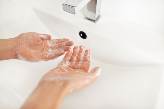 身体在水龙头下用肥皂洗手清晰女人纯净