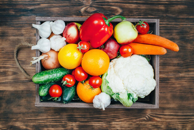 洋葱木桌上木箱中一套蔬菜和水果产品的俯视图减肥食品红辣椒胡萝卜