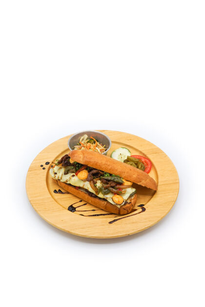 芥末适用于韩国和美国热狗早餐风格与面包猪肉奶酪和蔬菜的圆形木板午餐奶酪面包