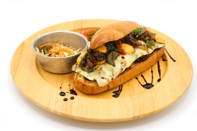 芥末适用于韩国和美国热狗早餐的风格与面包猪肉奶酪和蔬菜在圆木板上热快餐香肠