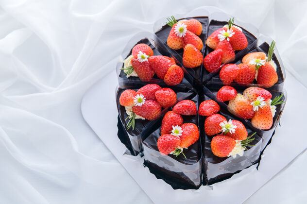 蛋糕白布上点缀着新鲜草莓的巧克力蛋糕吃可可烹饪