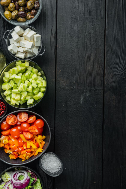 素食者希腊沙拉的原料 在黑色的木桌上 俯视平面图黄瓜洋葱生菜