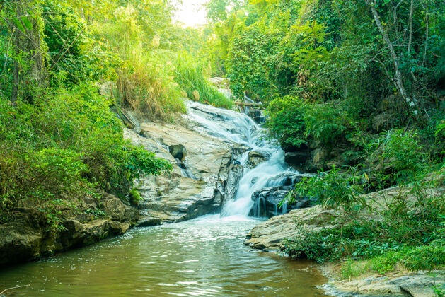 梅泰国清迈美丽的美莎瀑布小溪运动景观