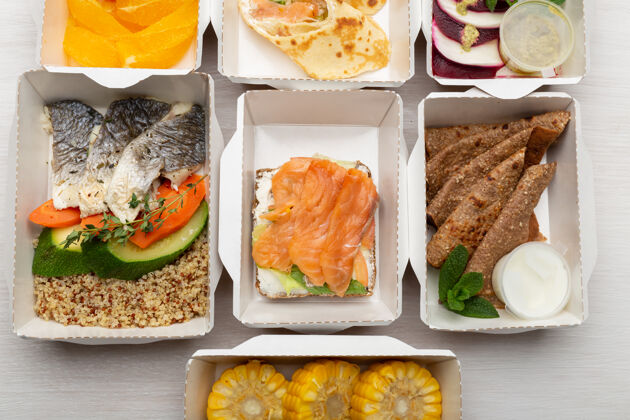 休息一套健康的午餐盒放在一张白色的桌子上自制蔬菜烹饪