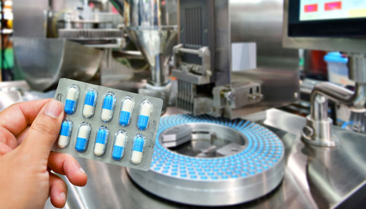 医疗保健手持蓝色胶囊包于药丸生产线 工业制药理念制药片剂概念