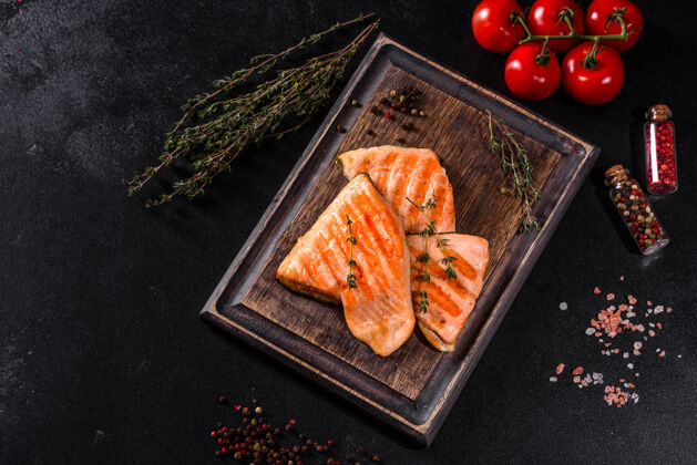 烤架美味的新鲜红鱼北极焦烤在一个烤架来源欧米茄 健康食品菜肴西红柿沙拉