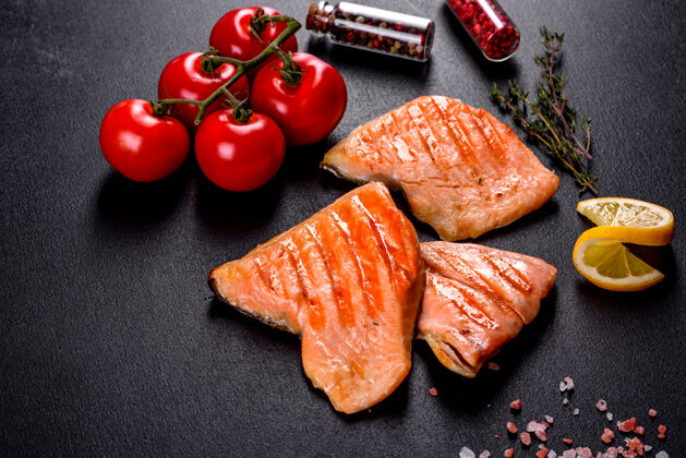 菲力美味的新鲜红鱼北极焦烤在一个烤架来源欧米茄 健康食品沙司新鲜晚餐