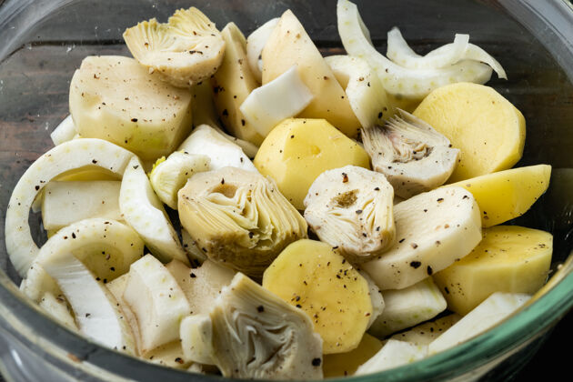 营养老木桌上的土豆和洋蓟配茴香 用来烤生料鳞茎配料食物