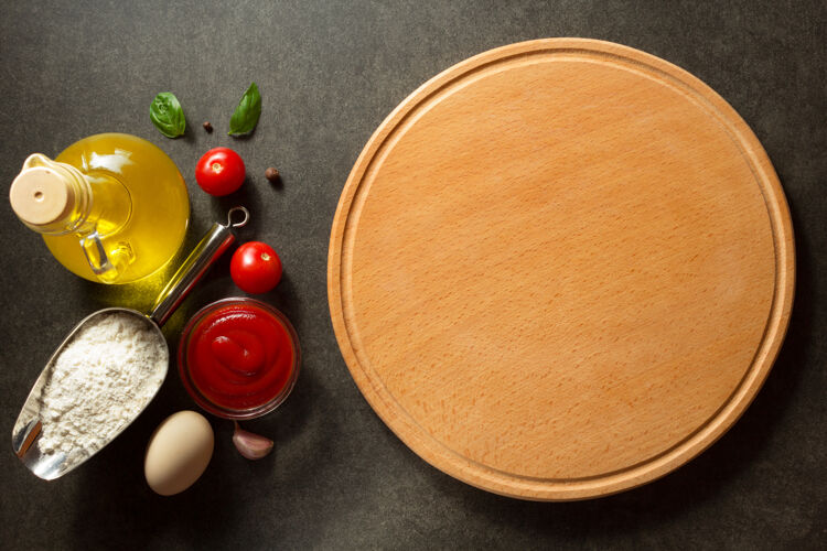 奶酪桌上的比萨饼切肉板意大利香肠木材罗勒