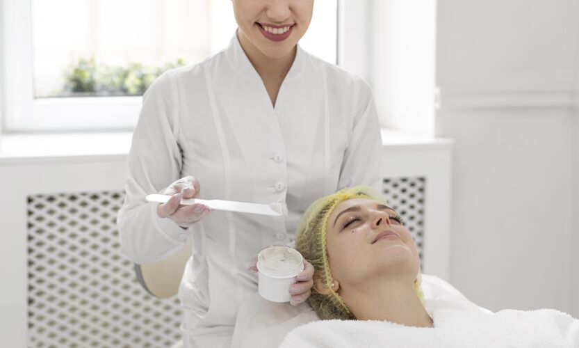 面部护理在美容诊所做面部护理的女人化妆品女性治疗