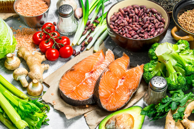 水果有机食品.生的三文鱼配健康食品选择烹饪平衡