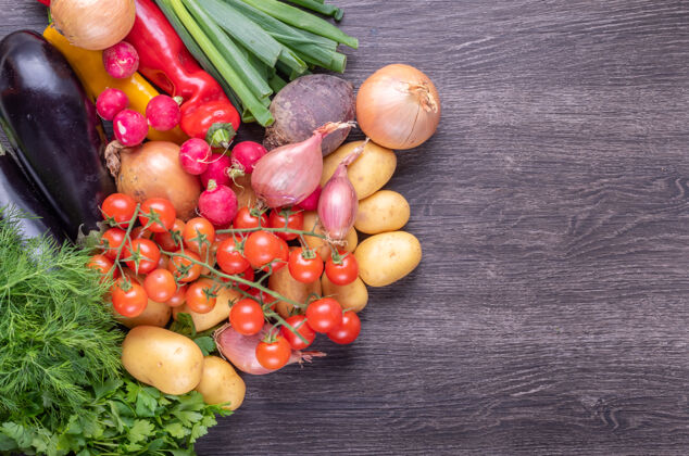 混合新鲜五颜六色的有机蔬菜在一张质朴的木桌背景下 农耕和健康食品的概念年份蔬菜吃
