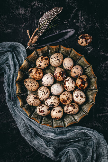 复活节生鹌鹑蛋放在盘子里就黑了生的蛋白质健康