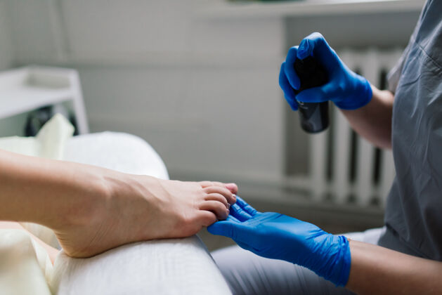 工具在一个修脚专业化过程足疗美丽与健康的概念消毒娇惯足疗