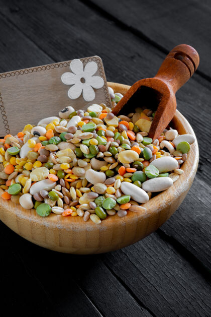 黄色扁豆各种颜色的混合豆科植物的生汤 用玻璃罐盛着大麦 大麦 豌豆 豆类 扁豆和蚕豆扁豆素食干