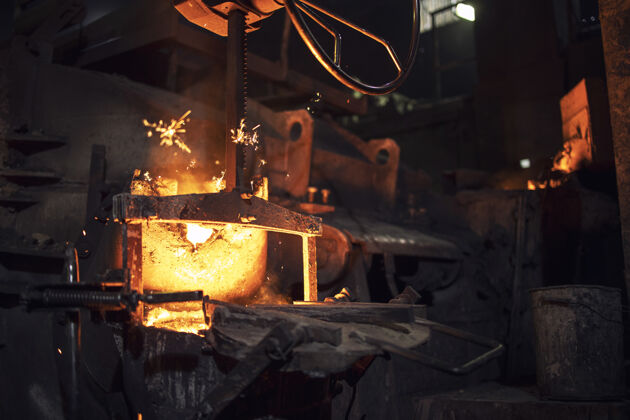 制造大型工业铸造炉 内装热铁 冶金和重工业用设备材料安全熔化