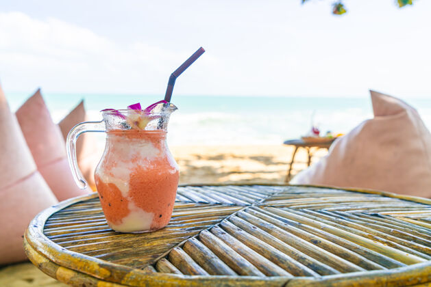 自然芒果 菠萝 西瓜和酸奶或酸奶冰沙罐与海滩草莓热带玻璃