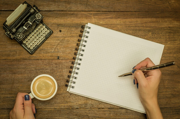 咖啡馆女手记在桌上的笔记本上铅笔木质材料笔记